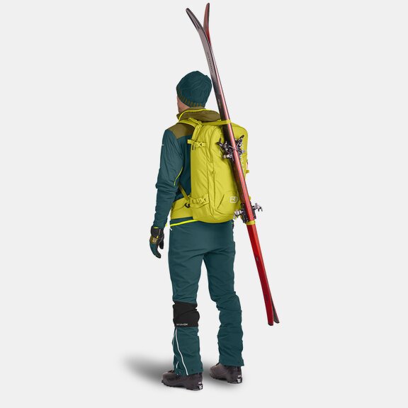 Diagonal ski carry store